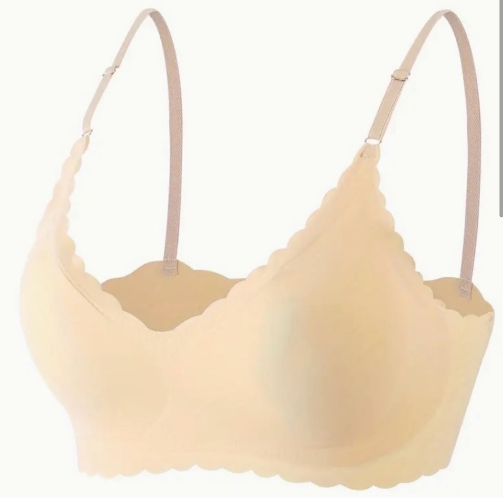 NWT Scallop Trim Wireless Bra
Comfy, Breathable Full Coverage - Picture 2 of 7